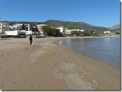 Tommie uitlaten op het lege strand.